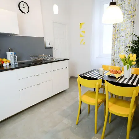 Mellow Yellow Apartment Old Town דירה
